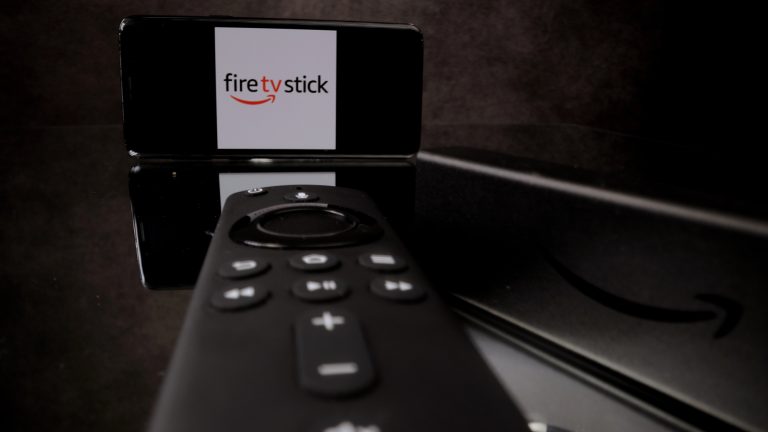 Amazon Fire TV Stick 4K : boîtier de streaming connecté à une TV