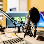Créer un podcast : microphone professionnel en studio d enregistrement