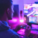 Setup streaming Twitch avec micro, webcam et écrans gaming