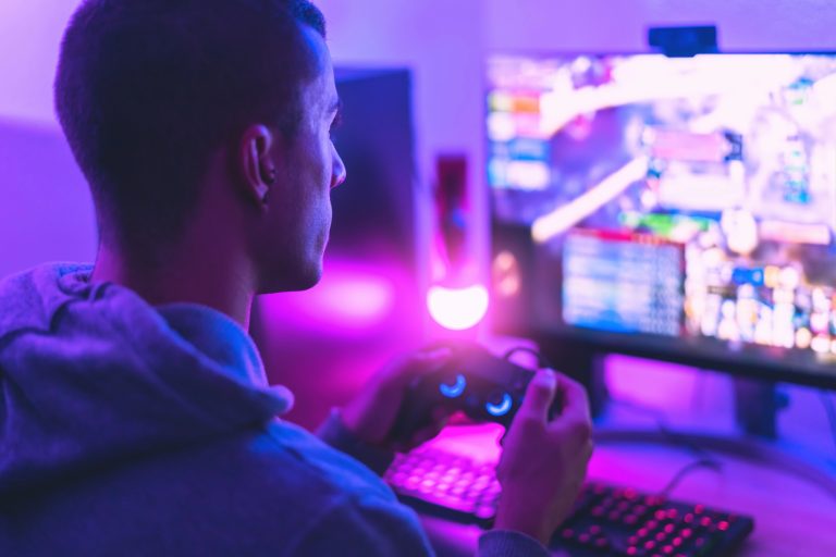 Setup streaming Twitch avec micro, webcam et écrans gaming