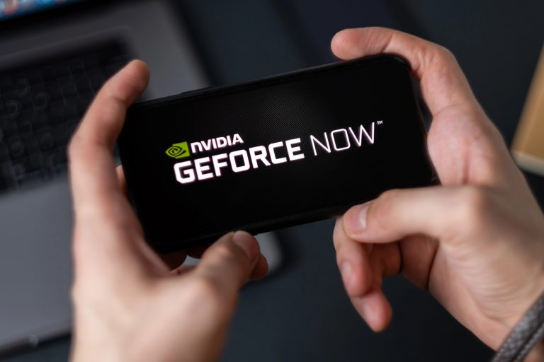 GeForce Now : cloud gaming Nvidia avec manette et écran