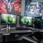 Setup complet de streamer Twitch avec micro, webcam et écrans