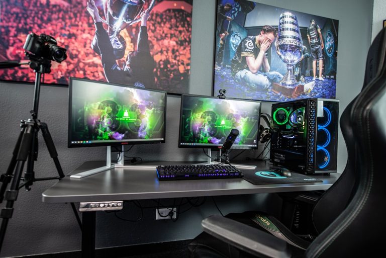 Setup complet de streamer Twitch avec micro, webcam et écrans