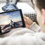 Guide matériel streaming : smart TV moderne dans un salon connecté avec box TV
