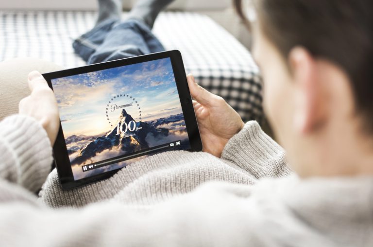 Guide matériel streaming : smart TV moderne dans un salon connecté avec box TV