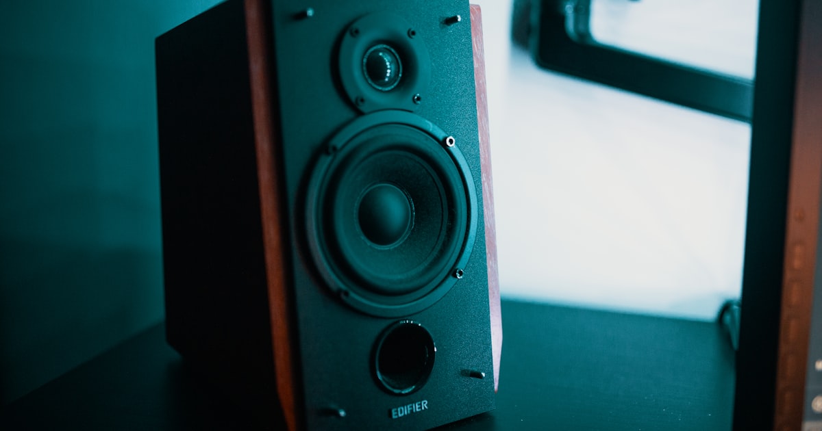 Système home cinéma avec barre de son pour streaming en qualité Dolby Atmos