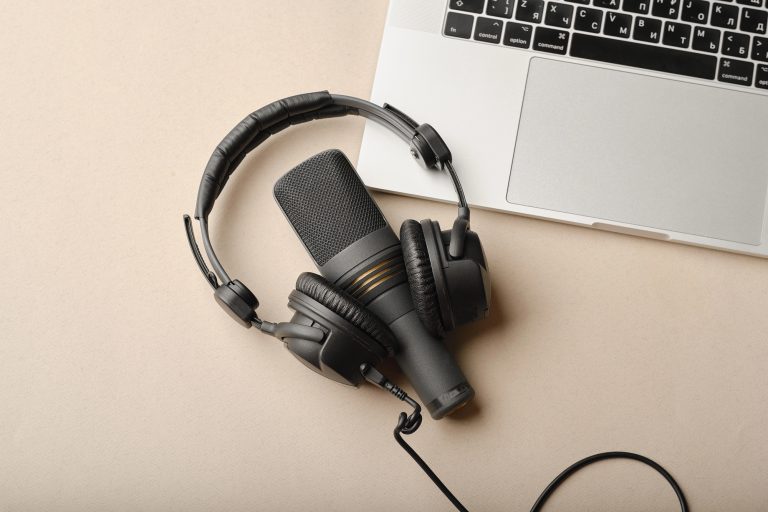 Auditeur écoutant les meilleurs podcasts français au casque dans les transports