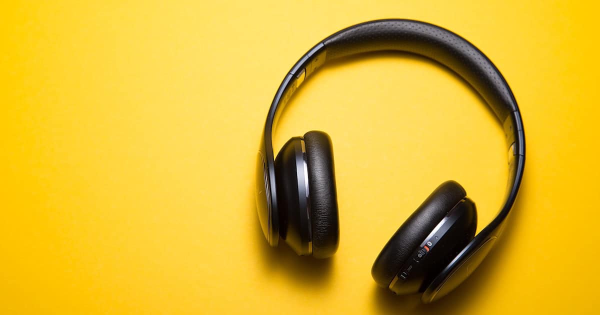 Livres audio en streaming : écouter avec un casque sur les plateformes Audible et BookBeat