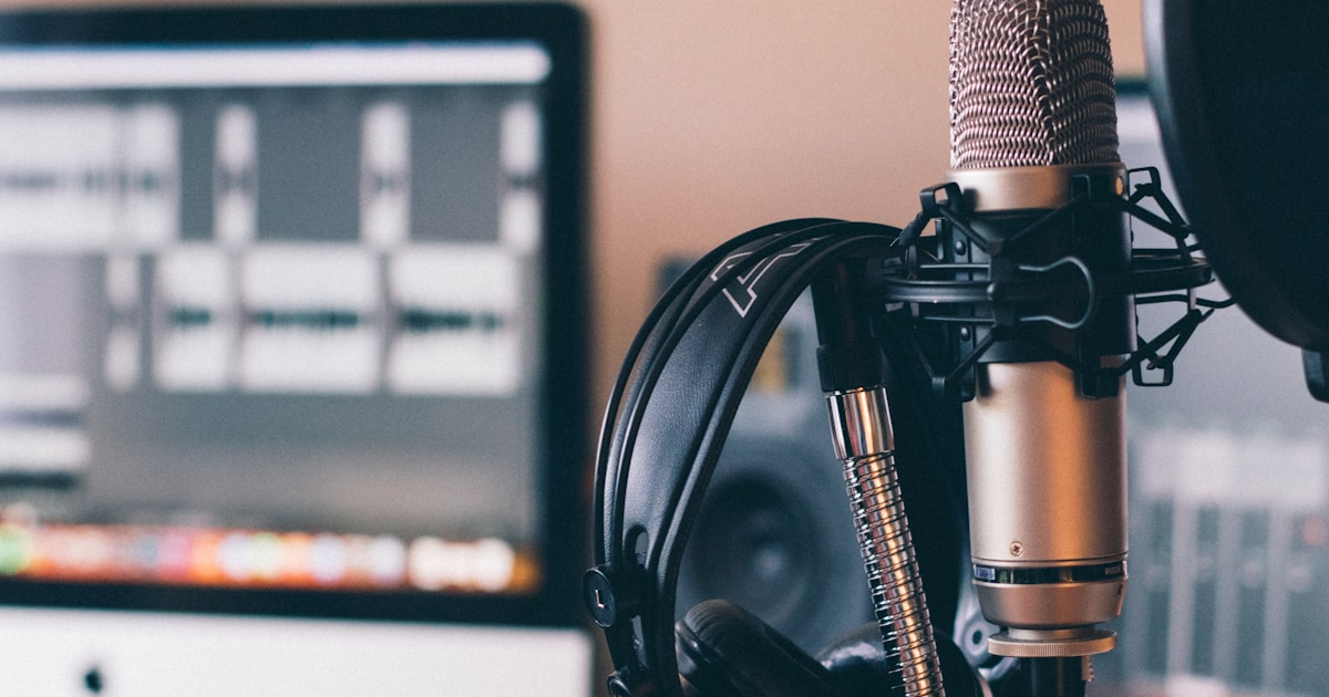 Studio de podcast professionnel avec microphone et casque