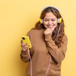 Spotify vs Apple Podcasts : écoute de podcasts avec écouteurs