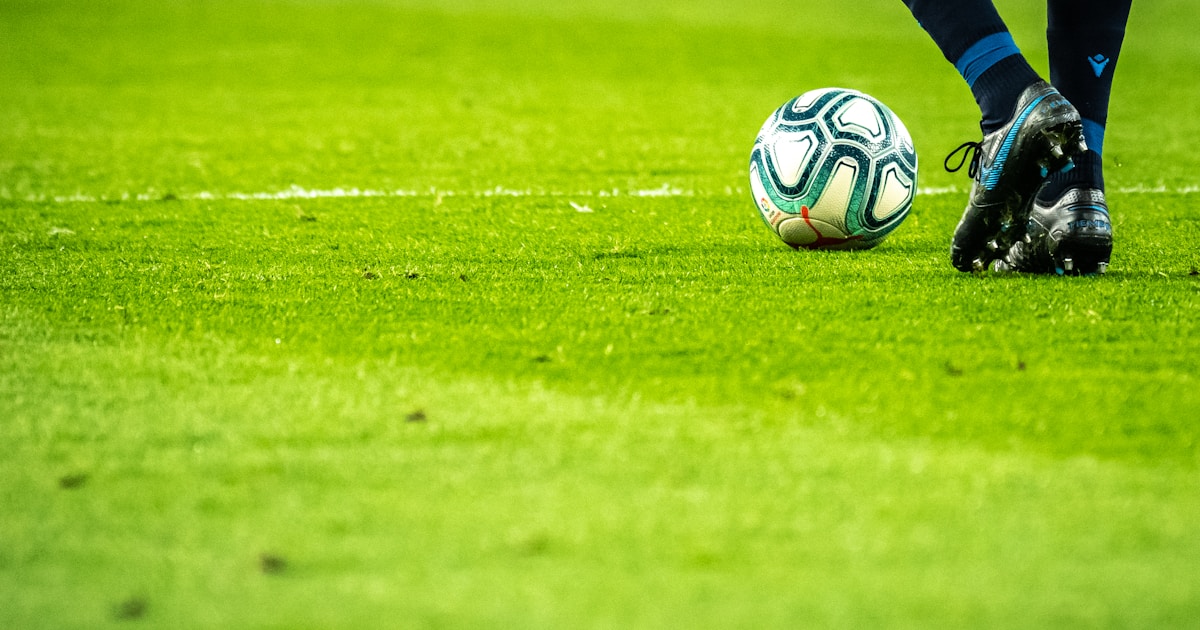 Supporters regardant un match de sport en streaming live sur smartphone