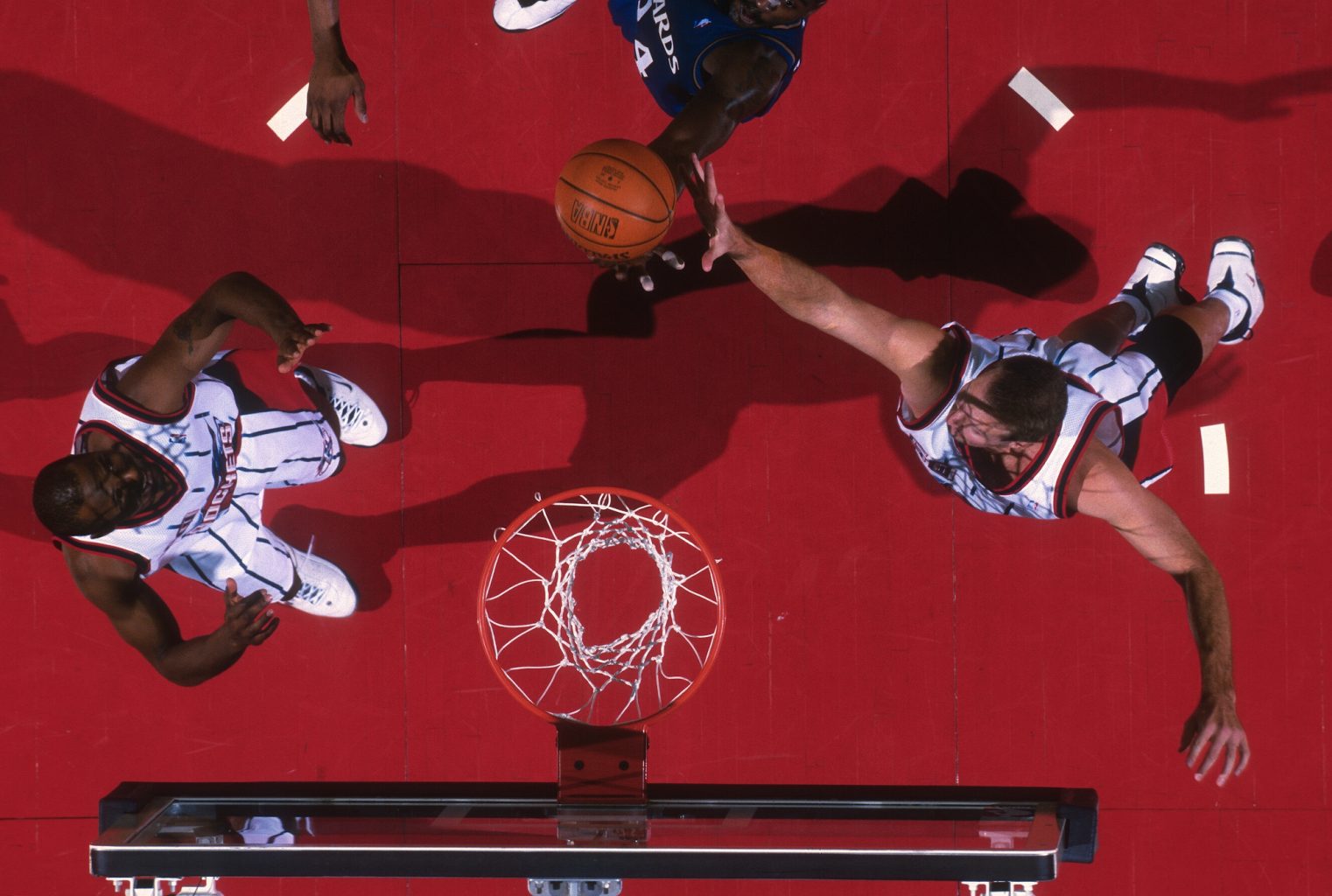 Ballon de basket sur un parquet NBA pendant la phase des Playoffs 2026