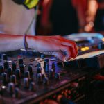 Spotify mode DJ avec voix IA et mix personnalisé sur smartphone