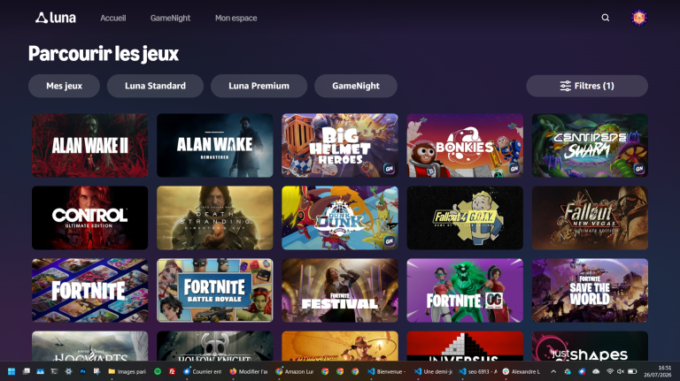 Manette de jeu devant un téléviseur affichant les jeux Amazon Luna dans Prime Video