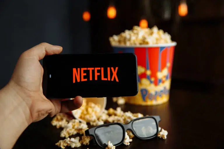 Interface Netflix présentant les nouveautés films et séries du mois d'août 2026